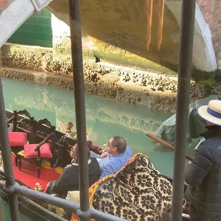 Casa Al Ponte Scudi - 4 Windows On The Canal Venedik